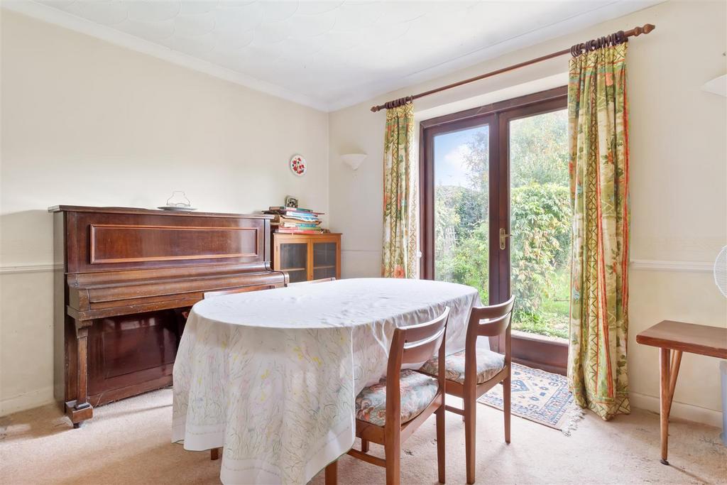 8 Midhurst Close-007.jpg
