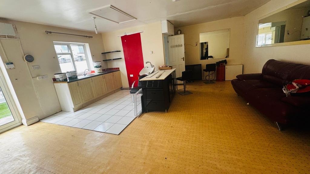 Two-Bedroom Annexe Flat to Rent on Melbury Avenue