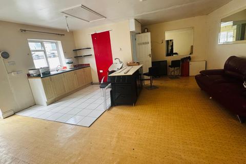 2 bedroom flat to rent, Southall, UB2