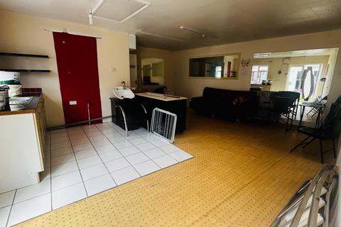 2 bedroom flat to rent, Southall, UB2