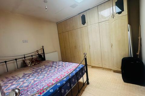 2 bedroom flat to rent, Southall, UB2
