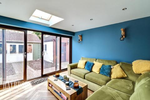 4 bedroom semi-detached house for sale, Peartree Avenue, Rotherham
