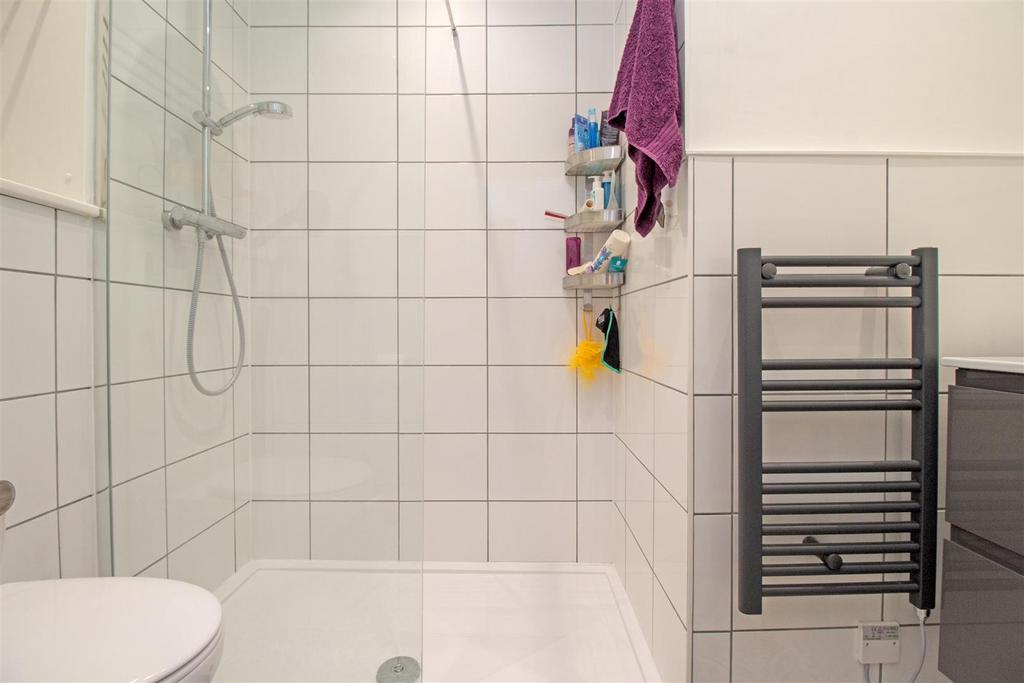 Flat 4 Shower Room.jpg