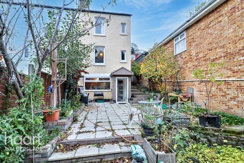 3 bedroom end of terrace house for sale, Beacon Road, Chatham