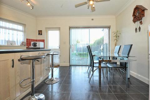 3 bedroom semi-detached house to rent, Field End Road, Ruislip, HA4