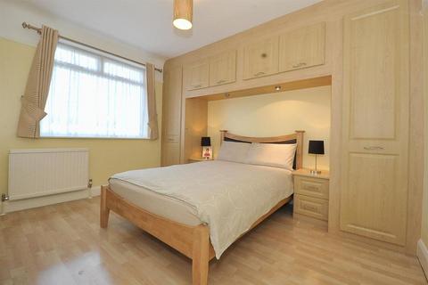3 bedroom semi-detached house to rent, Field End Road, Ruislip, HA4