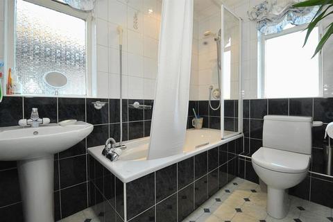 3 bedroom semi-detached house to rent, Field End Road, Ruislip, HA4