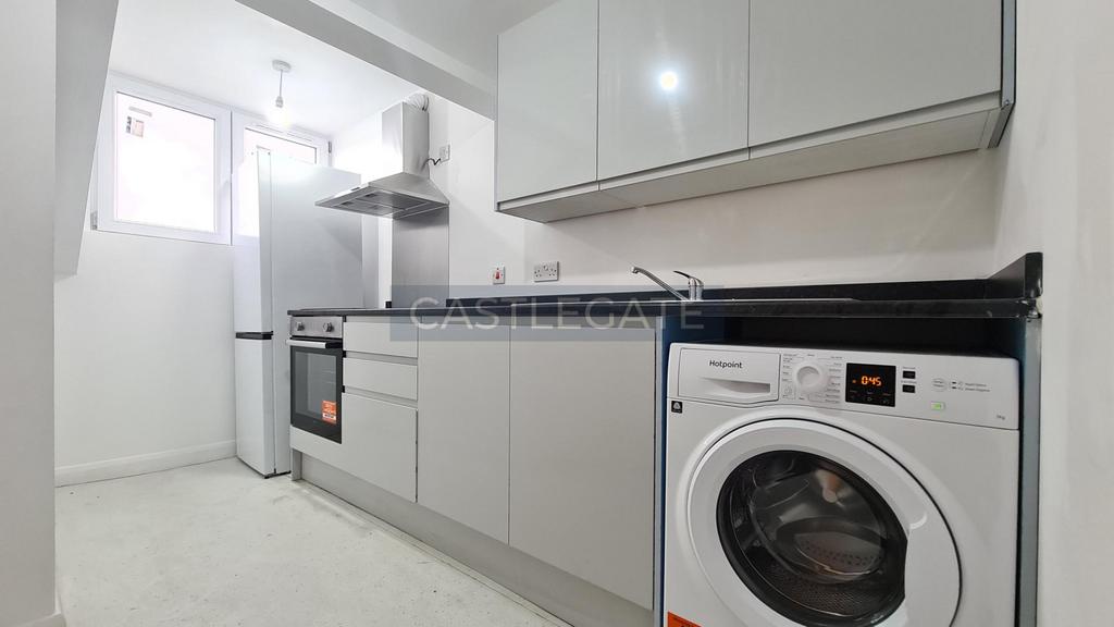 Flat 8, 27 Market Place, Huddersfield, HD1 2 AA (3)