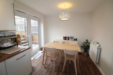 3 bedroom semi-detached house to rent, Station View, Morley, LS27