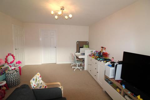 3 bedroom semi-detached house to rent, Station View, Morley, LS27