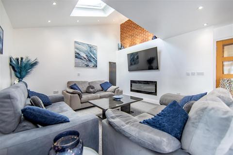 2 Alwin Grove, Dinnington, Newcastle Upon Tyne, NE13 7FF