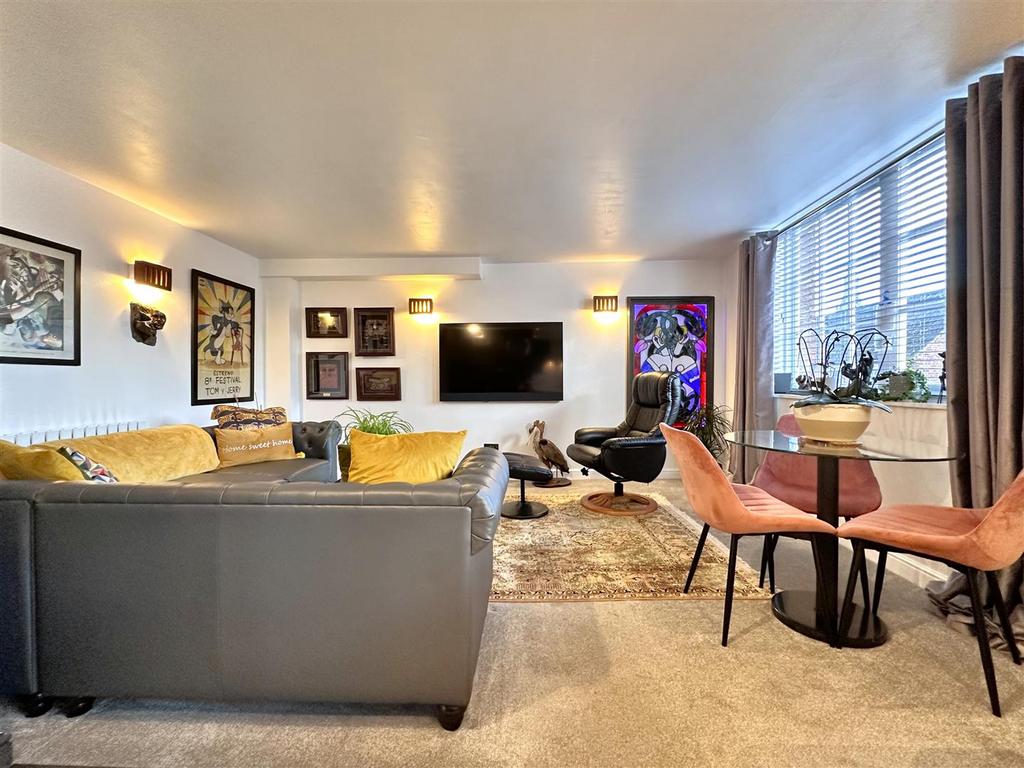 Large Living Space 421