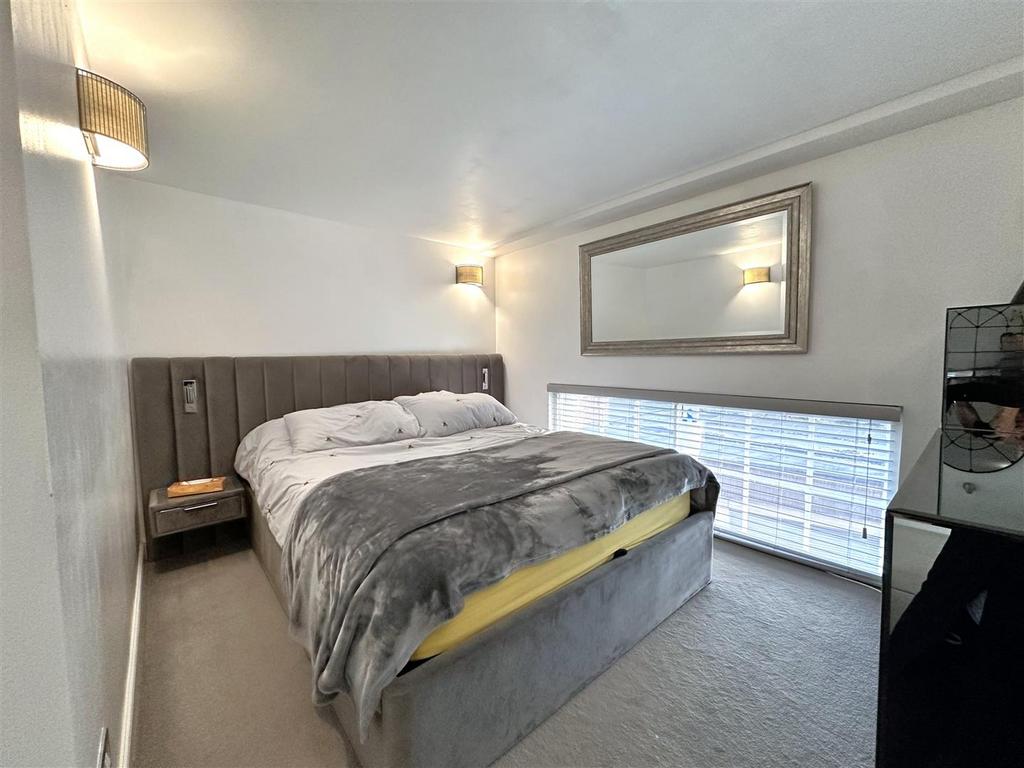 Master Bedroom 376