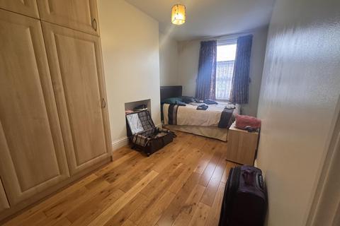 3 bedroom flat to rent, Hornsey Road, Islington, N19