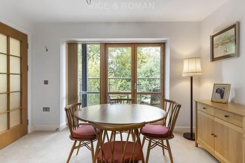 2 bedroom retirement property for sale, Oatlands Drive, Weybridge KT13