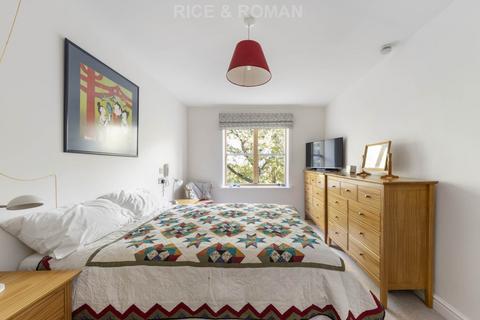 2 bedroom retirement property for sale, Oatlands Drive, Weybridge KT13