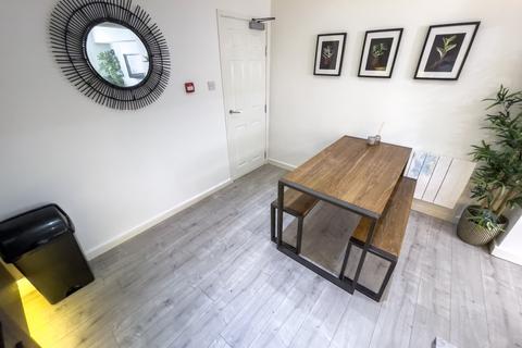 5 bedroom flat to rent, Colquitt Street, L1 4DE,