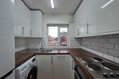 2 bedroom house to rent, Great West Road, Hounslow