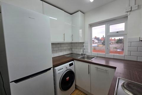 2 bedroom house to rent, Great West Road, Hounslow