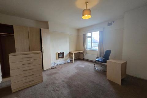 2 bedroom house to rent, Great West Road, Hounslow