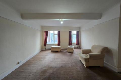 2 bedroom house to rent, Great West Road, Hounslow