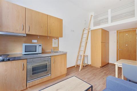 Studio to rent, Linden Gardens, London W2
