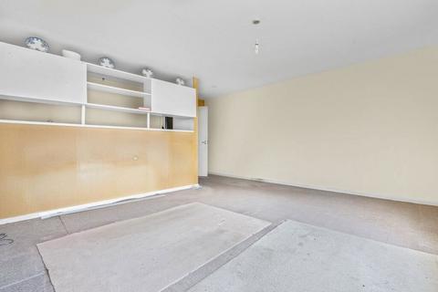 1 bedroom flat for sale, Whitley Close, Stanwell, Staines-upon-Thames, Surrey, TW19 7DF