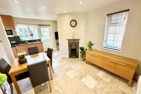 2 bedroom end of terrace house for sale, Roe Lane, London NW9