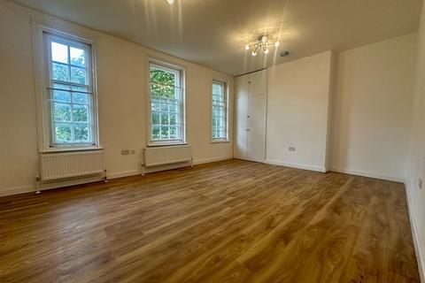 3 bedroom flat to rent, Streatham High Road, London SW16