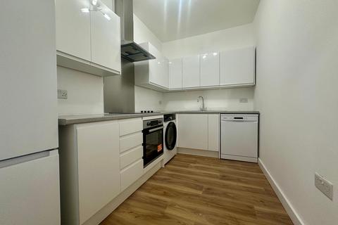 3 bedroom flat to rent, Streatham High Road, London SW16