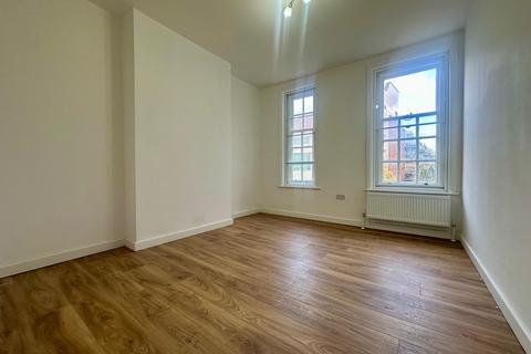 3 bedroom flat to rent, Streatham High Road, London SW16