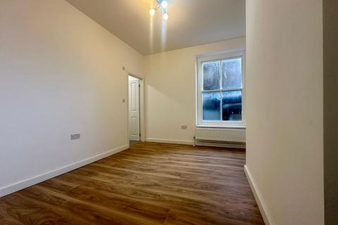 3 bedroom flat to rent, Streatham High Road, London SW16