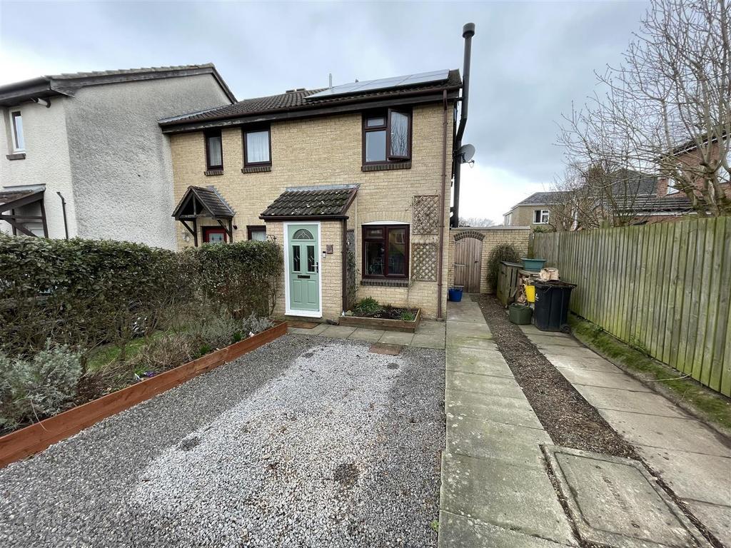 2 Amiens Close.jpg