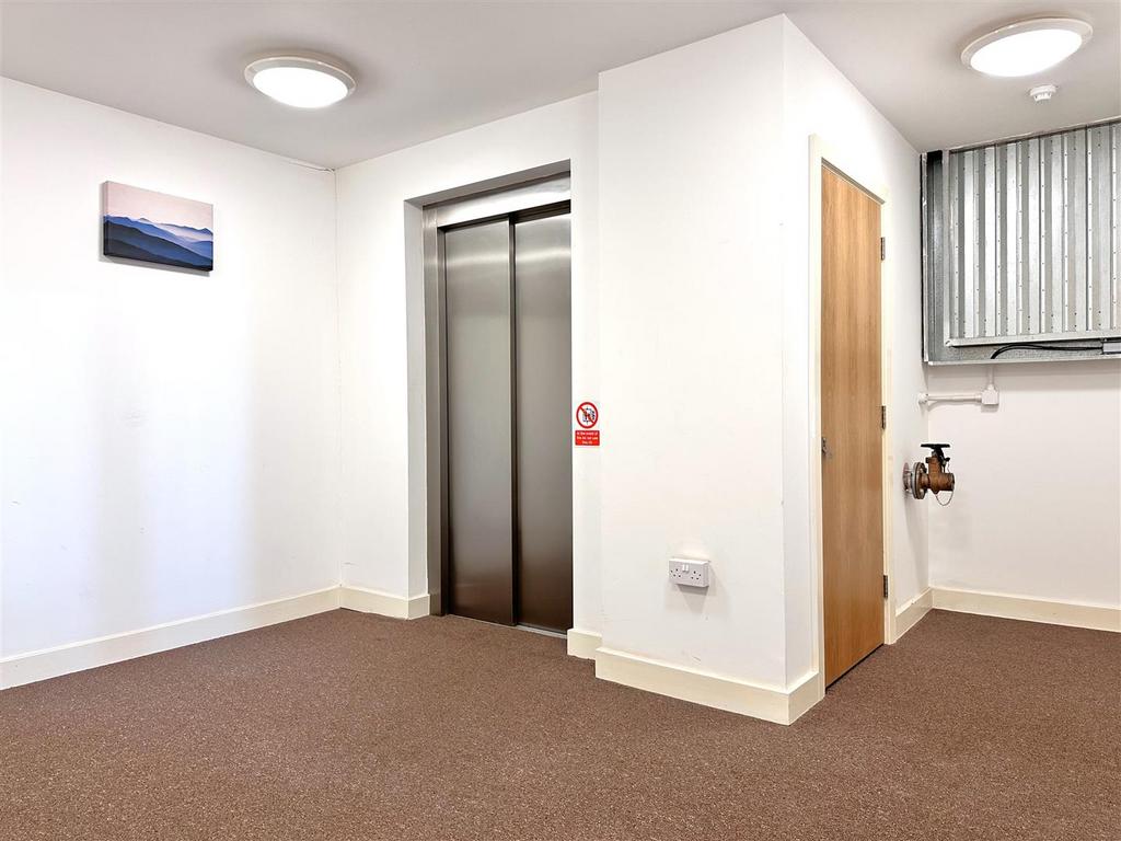 Communal Lift 303
