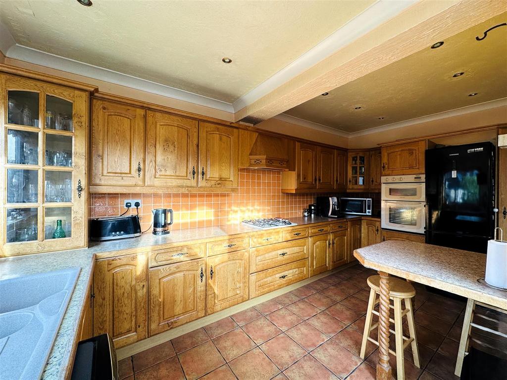 Kitchen2.jpg