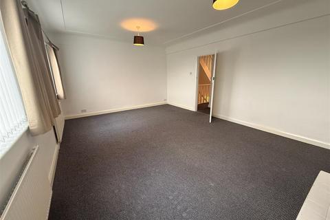 3 bedroom flat to rent, Cross Lane, Bebington CH63