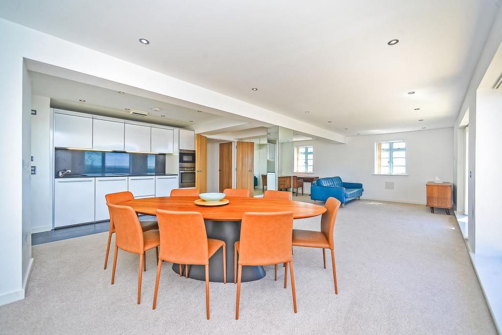 Dining to lounge
