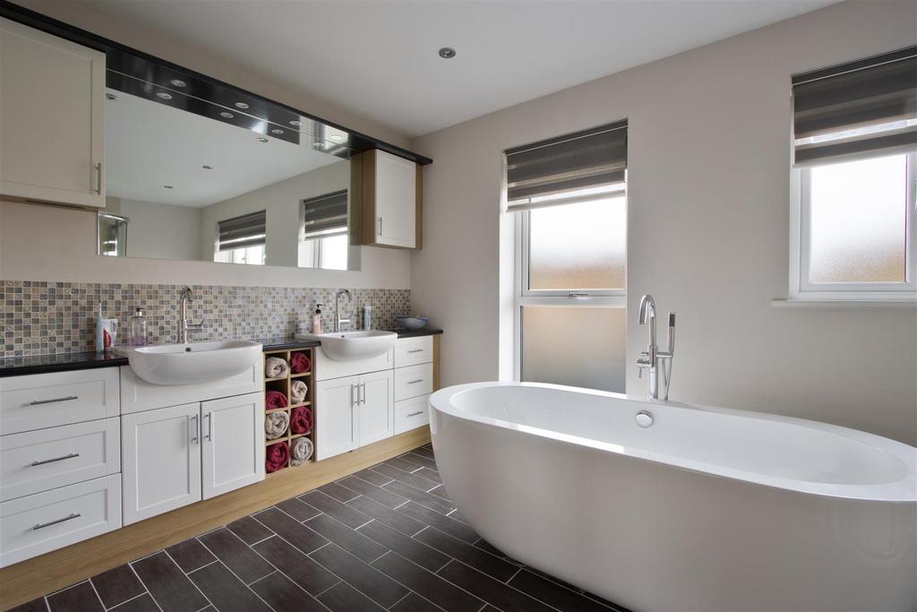 Master Bed En Suite 1
