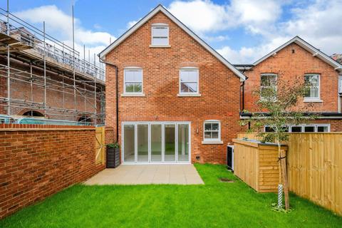 4 bedroom end of terrace house for sale, Shrewsbury Road, Redhill RH1