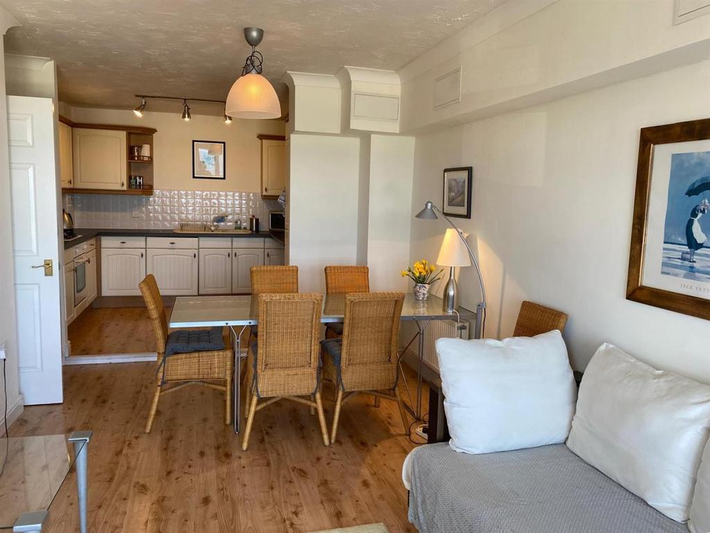 Open plan lounge/ dining/ kitchen