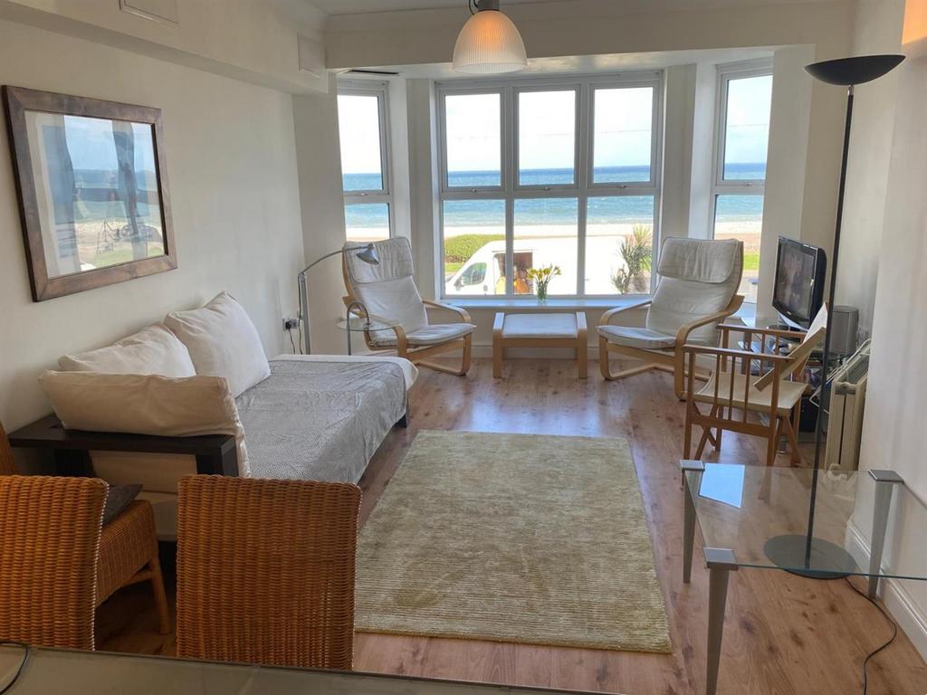 Lounge/ dining room