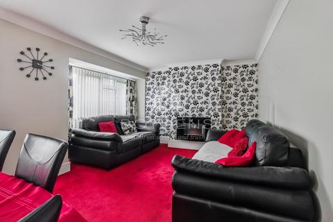 3 bedroom semi-detached house to rent, Bardfield Road, Colchester CO2