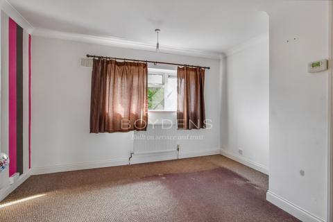 3 bedroom semi-detached house to rent, Bardfield Road, Colchester CO2
