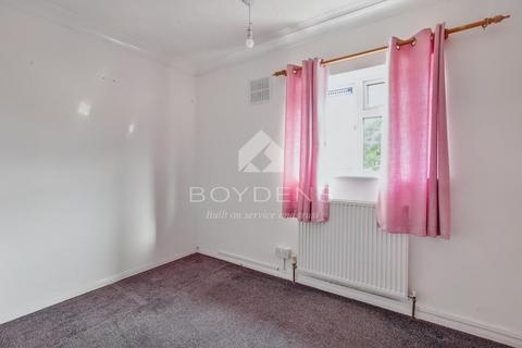 3 bedroom semi-detached house to rent, Bardfield Road, Colchester CO2