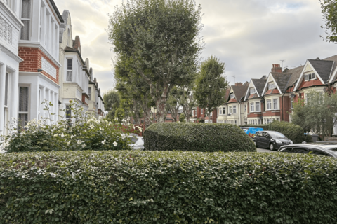 2 bedroom detached house to rent, Blenheim Gardens, London, NW2