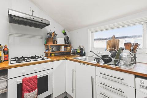 3 bedroom flat to rent, Helix Road, Brixton