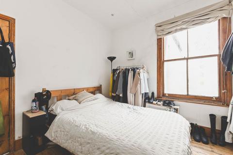 3 bedroom flat to rent, Helix Road, Brixton