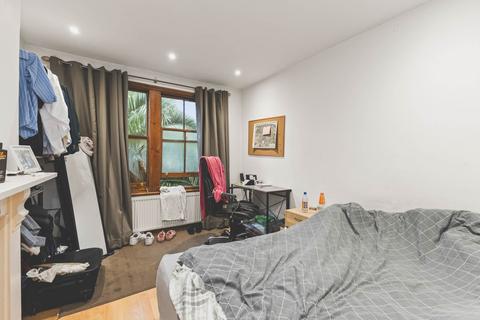 3 bedroom flat to rent, Helix Road, Brixton
