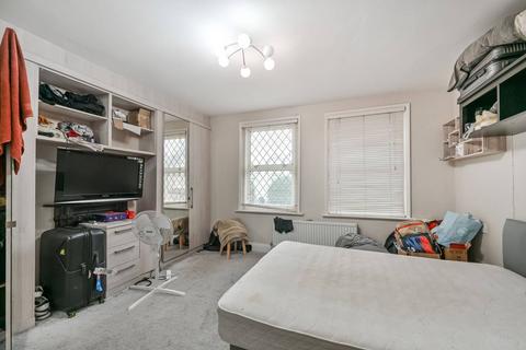15 Queens Road, Feltham, TW13 5AW