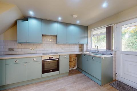 3 bedroom semi-detached house to rent, Harewood Crescent, Oakworth